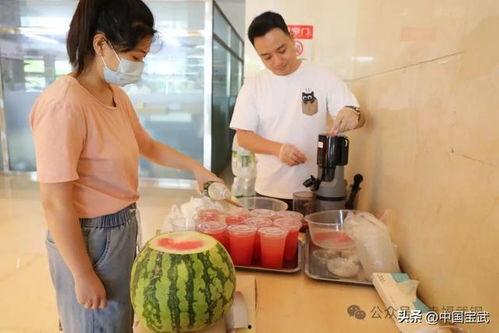 厦门蛋糕师吃瓜事件视频,引发网友热议