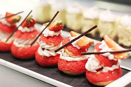 厦门蛋糕师吃瓜事件视频,引发网友热议